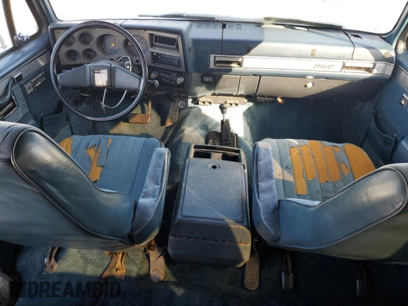 1987 GMC Suburban z VIN 1GKGV26K8HF534817, wystawiony jako Copart lot #43368215 z przebiegiem 82 553 mil mil oraz Tytuł czysty. Historia ofert i sprzedaży dostępna na DreamBid. Obrazek 8.
