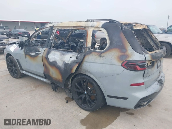 2024 BMW X7 xDrive40i z VIN 5UX23EM08R9W15958, wystawiony jako IAAI lot #41129800 z przebiegiem Nie podano mil oraz . Historia ofert i sprzedaży dostępna na DreamBid. Obrazek 3.