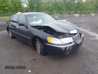 2000 Lincoln Town Car Signature с VIN 1LNHM82W1YY893845, выставлен на аукционе IAAI как лот 42231431 с пробегом Не указан миль и . История ставок и продаж доступна на DreamBid. Изображение 1.