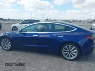 2020 Tesla Model 3 Standard Range Plus z VIN 5YJ3E1EA6LF785622, wystawiony jako IAAI lot #42080180 z przebiegiem 34 133 mil mil oraz . Historia ofert i sprzedaży dostępna na DreamBid. Obrazek 14.