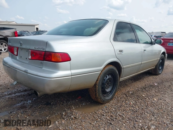 2001 Toyota Camry LE z VIN 4T1BF28K21U126925, wystawiony jako IAAI lot #42401694 z przebiegiem 237 112 mil mil oraz . Historia ofert i sprzedaży dostępna na DreamBid. Obrazek 4.