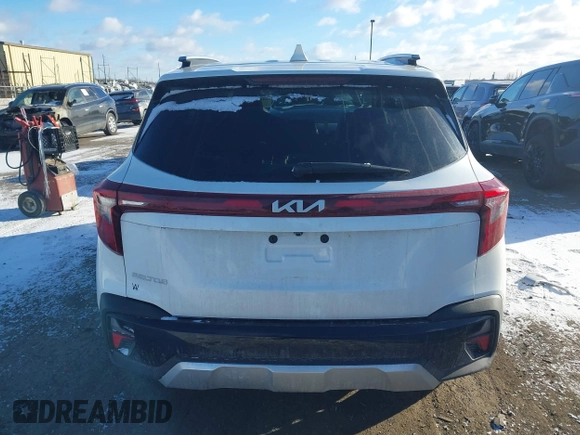 2024 Kia Seltos S z VIN KNDEU2AA7R7638201, wystawiony jako IAAI lot #41022692 z przebiegiem 5 503 mil mil oraz . Historia ofert i sprzedaży dostępna na DreamBid. Obrazek 16.