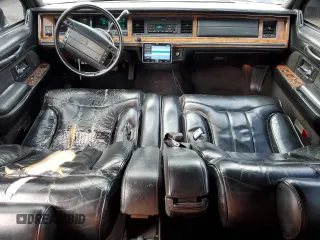 1994 Lincoln Town Car Signature z VIN 1LNLM82W6RY705395, wystawiony jako Copart lot #82490554 z przebiegiem 252 997 mil mil oraz Szkoda całkowita • Salvage title. Historia ofert i sprzedaży dostępna na DreamBid. Obrazek 8.