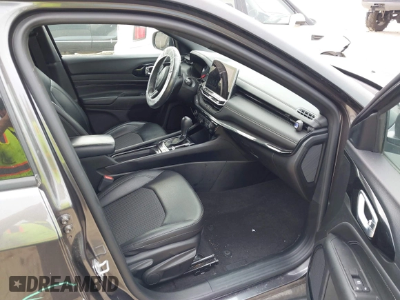 2022 Jeep Compass Latitude z VIN 3C4NJDBBXNT194359, wystawiony jako IAAI lot #42434355 z przebiegiem 45 090 mil mil oraz . Historia ofert i sprzedaży dostępna na DreamBid. Obrazek 5.