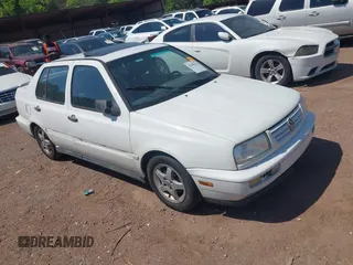 1998 Volkswagen Jetta z VIN 3VWVA81H4WM139136, wystawiony jako IAAI lot #42058534 z przebiegiem 138 703 mil mil oraz . Historia ofert i sprzedaży dostępna na DreamBid. Obrazek 1.