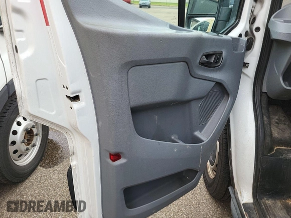2015 Ford Transit Cargo z VIN 1FTNR1ZM8FKA55185, wystawiony jako IAAI lot #42515954 z przebiegiem 86 918 mil mil oraz . Historia ofert i sprzedaży dostępna na DreamBid. Obrazek 17.