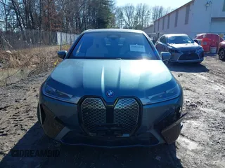 2025 BMW iX xDrive50 z VIN WB523CF09SCS94052, wystawiony jako IAAI lot #41822349 z przebiegiem 1233 mil mil oraz . Historia ofert i sprzedaży dostępna na DreamBid. Obrazek 12.