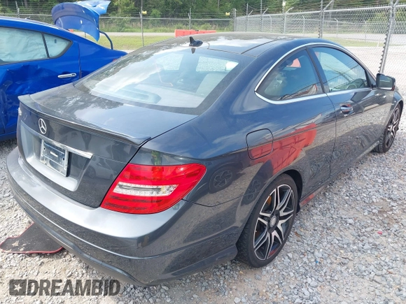 2014 Mercedes-Benz C 250 z VIN WDDGJ4HB9EG224400, wystawiony jako IAAI lot #42054054 z przebiegiem 40 200 mil mil oraz . Historia ofert i sprzedaży dostępna na DreamBid. Obrazek 4.