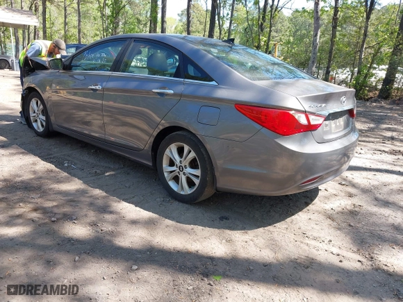 2013 Hyundai Sonata SE with VIN 5NPEC4AC1DH615985, listed as a IAAI auction lot 42070601 with 136,435 mi miles. Bid and sale history available at carsss.com. Image 3.