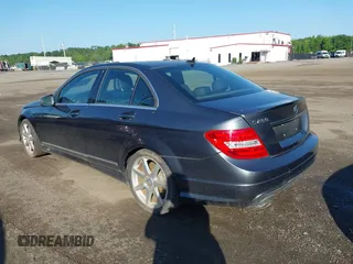2014 Mercedes-Benz C 250 Sport z VIN WDDGF4HB2EG241072, wystawiony jako IAAI lot #42553128 z przebiegiem 106 726 mil mil oraz . Historia ofert i sprzedaży dostępna na DreamBid. Obrazek 3.