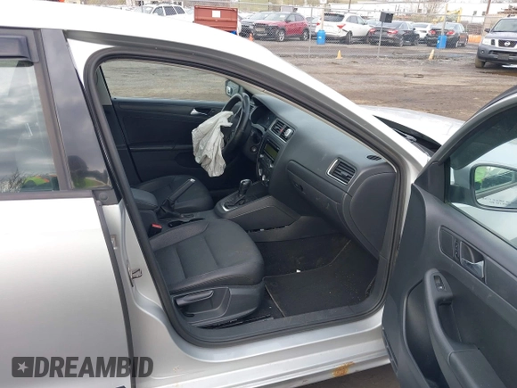 2011 Volkswagen Jetta Sedan SE w/Convenience & Sunroof PZEV with VIN 3VWDZ7AJ8BM380628, listed as a IAAI auction lot 41766072 with 146,025 mi miles. Bid and sale history available at carsss.com. Image 5.