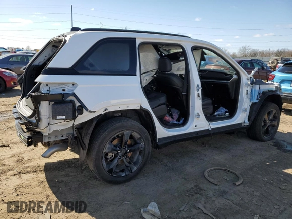 2024 Jeep Grand Cherokee Laredo z VIN 1C4RJHAG5RC205825, wystawiony jako Copart lot #51694745 z przebiegiem Nie podano mil oraz Szkoda całkowita • Salvage title. Historia ofert i sprzedaży dostępna na DreamBid. Obrazek 3.