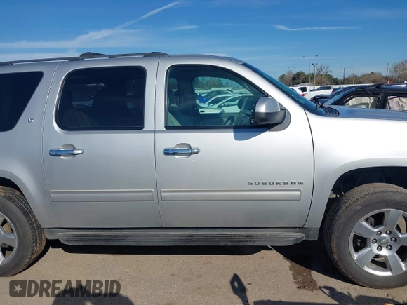 2014 Chevrolet Suburban LT with VIN 1GNSCJE0XER131638, listed as a IAAI auction lot 41305777 with 200,962 mi miles. Bid and sale history available at carsss.com. Image 13.