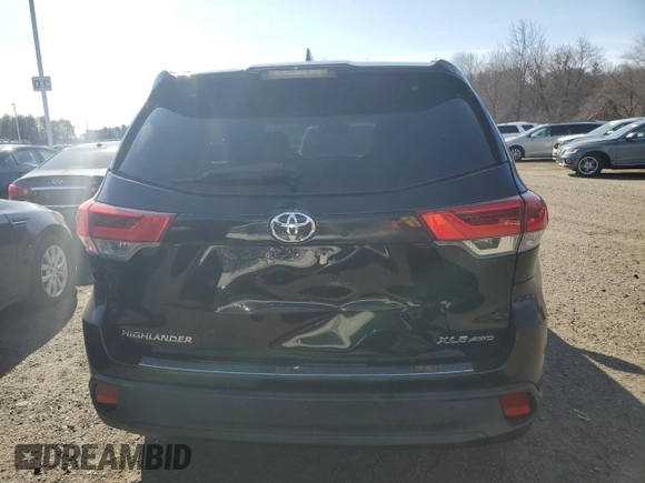 2018 Toyota Highlander SE z VIN 5TDJZRFH6JS553195, wystawiony jako Copart lot #48784505 z przebiegiem 129 674 mil mil oraz Czysty tytuł • Clean title. Historia ofert i sprzedaży dostępna na DreamBid. Obrazek 6.