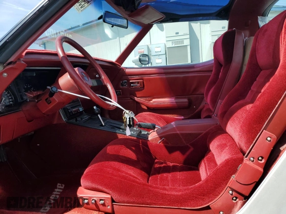 1982 Chevrolet Corvette z VIN 1G1AY878XC5102140, wystawiony jako Copart lot #59845855 z przebiegiem 80 611 mil mil oraz Czysty tytuł • Clean title. Historia ofert i sprzedaży dostępna na DreamBid. Obrazek 7.