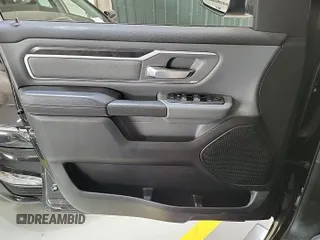 2022 Ram 1500 Big Horn z VIN 1C6RRFFG3NN179009, wystawiony jako IAAI lot #42521052 z przebiegiem 60 189 mil mil oraz . Historia ofert i sprzedaży dostępna na DreamBid. Obrazek 27.