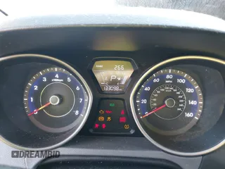 2015 Hyundai Elantra SE z VIN 5NPDH4AE2FH584067, wystawiony jako IAAI lot #42200075 z przebiegiem 133 098 mil mil oraz . Historia ofert i sprzedaży dostępna na DreamBid. Obrazek 7.