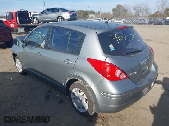 2011 Nissan Versa S z VIN 3N1BC1CP5BL517754, wystawiony jako IAAI lot #41675383 z przebiegiem 125 000 mil mil oraz . Historia ofert i sprzedaży dostępna na DreamBid. Obrazek 3.