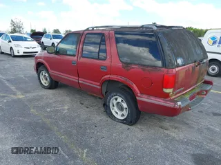 1998 GMC Jimmy SL with VIN 1GKCS13W8W2510773, listed as a IAAI auction lot 41675219 with 38,718 mi miles. Bid and sale history available at carsss.com. Image 3.