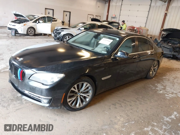 2013 BMW 7 Series 750i xDrive z VIN WBAYB6C56DC997904, wystawiony jako IAAI lot #42529968 z przebiegiem Nie podano mil oraz . Historia ofert i sprzedaży dostępna na DreamBid. Obrazek 16.
