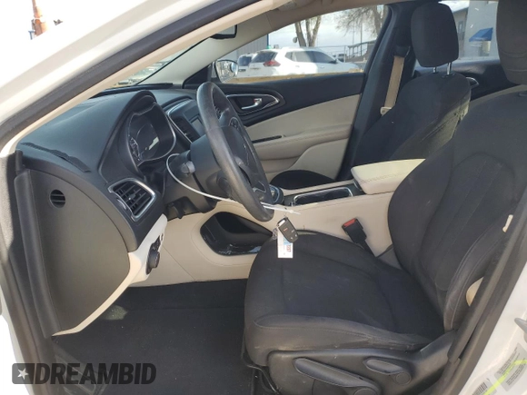 2015 Chrysler 200 Limited z VIN 1C3CCCABXFN697778, wystawiony jako Copart lot #52749775 z przebiegiem 94 455 mil mil oraz Szkody całkowita. Historia ofert i sprzedaży dostępna na DreamBid. Obrazek 7.