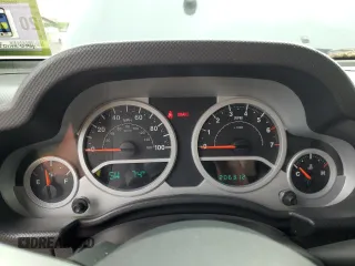 2008 Jeep Wrangler Unlimited Sahara with VIN 1J4GA59108L562831, listed as a Copart auction lot 58949225 with 206,312 mi miles and Clean title. Bid and sale history available at DreamBid. Image 9.