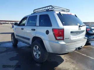 2005 Jeep Grand Cherokee Laredo with VIN 1J4HR48N45C628711, listed as a IAAI auction lot 42004501 with 147,047 mi miles. Bid and sale history available at carsss.com. Image 3.