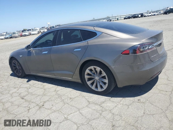 2016 Tesla Model S 90D z VIN 5YJSA1E20GF153799, wystawiony jako Copart lot #56104665 z przebiegiem 115 674 mil mil oraz Szkoda całkowita • Salvage title. Historia ofert i sprzedaży dostępna na DreamBid. Obrazek 2.