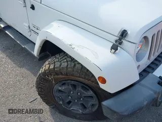 2016 Jeep Wrangler Unlimited Sahara z VIN 1C4HJWEG5GL172350, wystawiony jako IAAI lot #39987533 z przebiegiem 158 540 mil mil oraz . Historia ofert i sprzedaży dostępna na DreamBid. Obrazek 17.