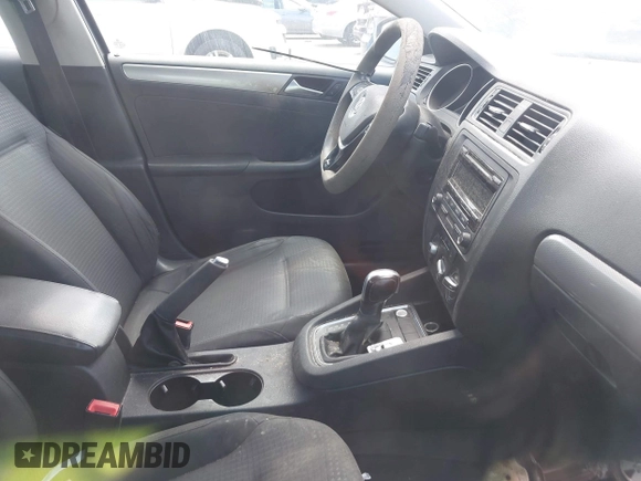 2015 Volkswagen Jetta SE z VIN 3VWD17AJ1FM241454, wystawiony jako IAAI lot #41819906 z przebiegiem 151 947 mil mil oraz . Historia ofert i sprzedaży dostępna na DreamBid. Obrazek 5.