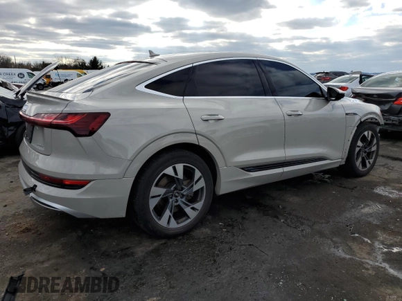 2022 Audi e-tron Sportback S line Premium z VIN WA11AAGE2NB013721, wystawiony jako Copart lot #81812643 z przebiegiem 40 749 mil mil oraz . Historia ofert i sprzedaży dostępna na DreamBid. Obrazek 3.