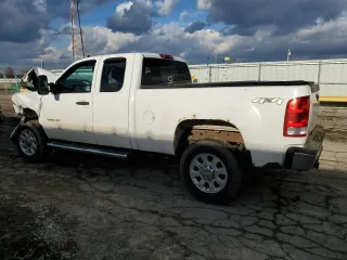 2013 GMC Sierra 2500HD SLE with VIN 1GT220C86DZ256570, listed as a Copart auction lot 45479185 with 233,422 mi miles and Salvage Title. Bid and sale history available at carsss.com. Image 2.