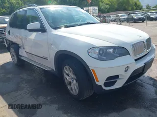 2013 BMW X5 xDrive35i z VIN 5UXZV4C54D0G57012, wystawiony jako IAAI lot #42393734 z przebiegiem 169 944 mil mil oraz . Historia ofert i sprzedaży dostępna na DreamBid. Obrazek 1.