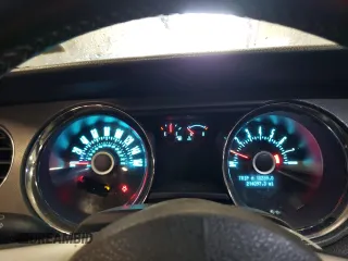 2013 Ford Mustang V6 z VIN 1ZVBP8EM2D5234080, wystawiony jako Copart lot #57939455 z przebiegiem 214 097 mil mil oraz Czysty tytuł • Clean title. Historia ofert i sprzedaży dostępna na DreamBid. Obrazek 9.