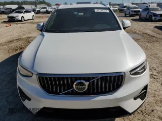 2025 Volvo XC40 Core Bright Theme z VIN YV4L12UJ3S2450867, wystawiony jako Copart lot #82123154 z przebiegiem Nie podano mil oraz Nie do naprawy • Non repairable. Historia ofert i sprzedaży dostępna na DreamBid. Obrazek 5.