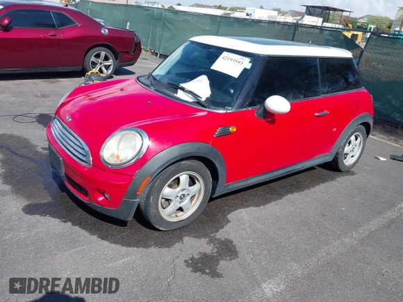 2009 MINI Hardtop z VIN WMWMF33529TW79643, wystawiony jako IAAI lot #42193593 z przebiegiem 129 321 mil mil oraz . Historia ofert i sprzedaży dostępna na DreamBid. Obrazek 2.
