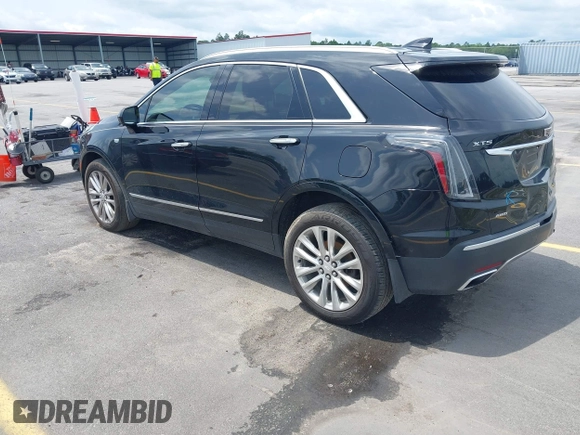 2017 Cadillac XT5 Platinum AWD z VIN 1GYKNFRS9HZ125677, wystawiony jako IAAI lot #42366784 z przebiegiem 152 116 mil mil oraz . Historia ofert i sprzedaży dostępna na DreamBid. Obrazek 3.