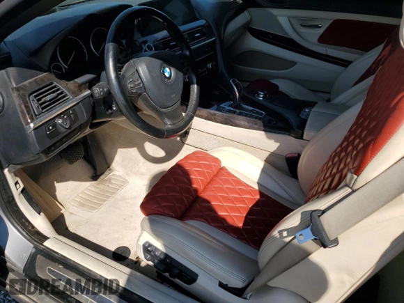 2012 BMW 6 Series z VIN WBALZ5C50CDW99700, wystawiony jako Copart lot #54983705 z przebiegiem Nie podano mil oraz Czysty tytuł • Clean title. Historia ofert i sprzedaży dostępna na DreamBid. Obrazek 7.