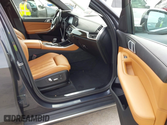2019 BMW X5 xDrive40i with VIN 5UXCR6C59KLL08488, listed as a IAAI auction lot 41724824 with 57,334 mi miles. Bid and sale history available at carsss.com. Image 5.