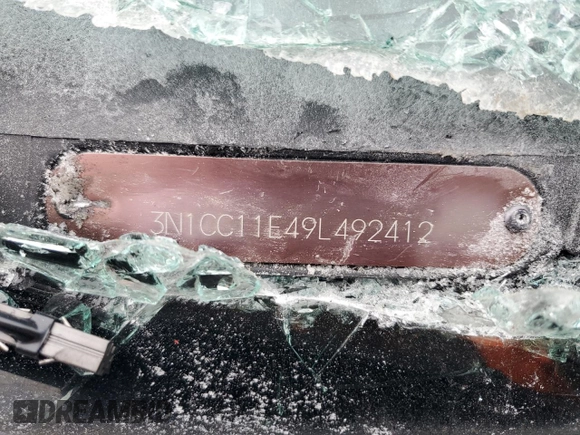 2009 Nissan Versa 1.6 z VIN 3N1CC11E49L492412, wystawiony jako Copart lot #47807175 z przebiegiem Nie podano mil oraz Szkoda całkowita • Salvage title. Historia ofert i sprzedaży dostępna na DreamBid. Obrazek 12.