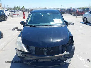 2009 Nissan Versa S z VIN 3N1BC13E09L393627, wystawiony jako IAAI lot #42301217 z przebiegiem 135 492 mil mil oraz . Historia ofert i sprzedaży dostępna na DreamBid. Obrazek 6.