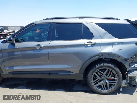 2025 Ford Explorer ST-Line z VIN 1FMUK7KH6SGA94253, wystawiony jako IAAI lot #42477118 z przebiegiem 4 828 mil mil oraz . Historia ofert i sprzedaży dostępna na DreamBid. Obrazek 15.