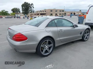 2005 Mercedes-Benz SL 500 z VIN WDBSK75F75F102486, wystawiony jako IAAI lot #42129769 z przebiegiem 61 246 mil mil oraz . Historia ofert i sprzedaży dostępna na DreamBid. Obrazek 4.