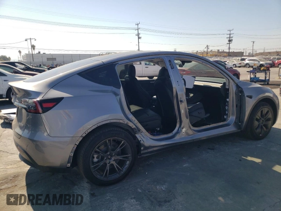 2024 Tesla Model Y Long Range с VIN 7SAYGAEE6RF131749, выставлен на аукционе Copart как лот 74548014 с пробегом 1 042 миль миль и Списание • Salvage title. История ставок и продаж доступна на DreamBid. Изображение 3.