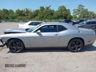 2017 Dodge Challenger R/T Plus z VIN 2C3CDZBT4HH548723, wystawiony jako IAAI lot #42108999 z przebiegiem 80 881 mil mil oraz . Historia ofert i sprzedaży dostępna na DreamBid. Obrazek 14.