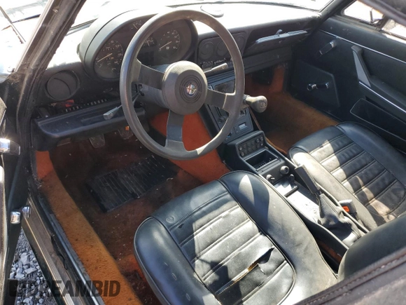 1983 Alfa Romeo Spider Veloce z VIN ZARBA541XD1016802, wystawiony jako Copart lot #51383595 z przebiegiem 127 904 mil mil oraz Czysty tytuł • Clean title. Historia ofert i sprzedaży dostępna na DreamBid. Obrazek 8.