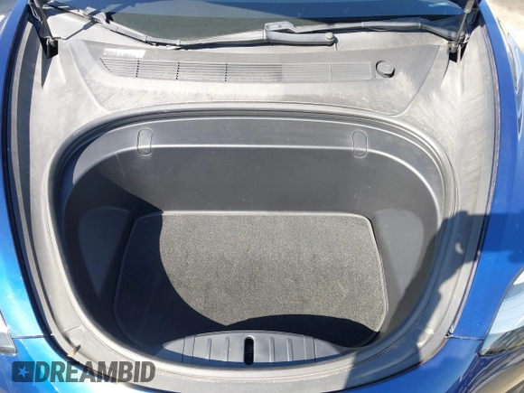 2018 Tesla Model 3 Long Range Battery z VIN 5YJ3E1EA4JF078080, wystawiony jako IAAI lot #41688015 z przebiegiem 97 886 mil mil oraz . Historia ofert i sprzedaży dostępna na DreamBid. Obrazek 10.
