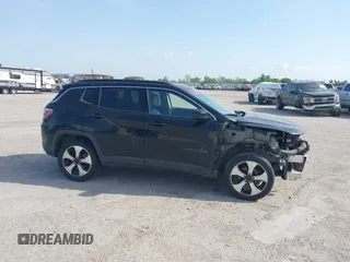2018 Jeep Compass Latitude z VIN 3C4NJDBBXJT155149, wystawiony jako IAAI lot #42010672 z przebiegiem 81 784 mil mil oraz . Historia ofert i sprzedaży dostępna na DreamBid. Obrazek 13.