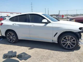 2025 BMW X4 xDrive30i z VIN 5UX33DT05S9X68660, wystawiony jako IAAI lot #41827872 z przebiegiem 8020 mil mil oraz . Historia ofert i sprzedaży dostępna na DreamBid. Obrazek 14.