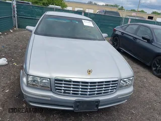1998 Cadillac DeVille z VIN 1G6KD54Y7WU740871, wystawiony jako IAAI lot #42259686 z przebiegiem 124 542 mil mil oraz . Historia ofert i sprzedaży dostępna na DreamBid. Obrazek 12.